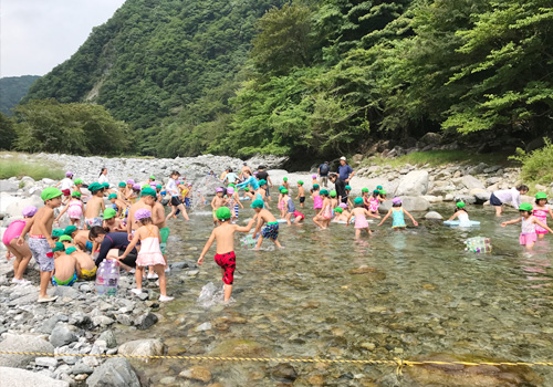 神奈川県丹沢湖　八戒荘の近くの川で川遊び