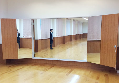 千葉県白子ニューオーツカカの私有体育館2階の鏡
