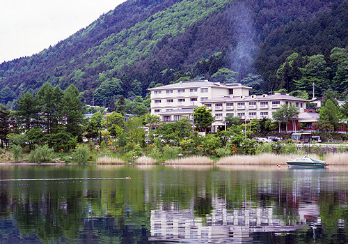 河口湖　足和田ホテルと河口湖