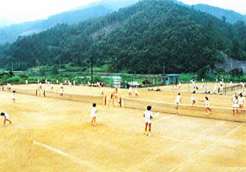 山梨県道志村丸杉荘私有のテニスコート