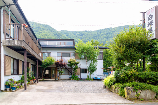 山梨県西湖　民宿 白樺荘の外観