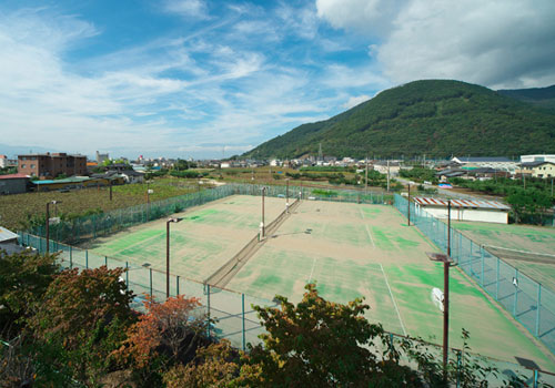 山梨県石和 春日居びゅーほてるの私有テニスコート