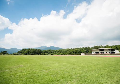 山梨県本栖湖本栖湖スポーツセンターの私有天然芝グラウンド