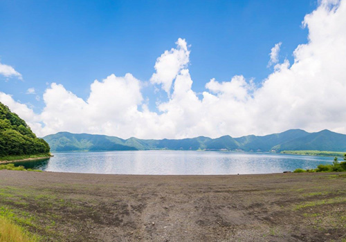 山梨県本栖湖本栖湖スポーツセンターと富士山