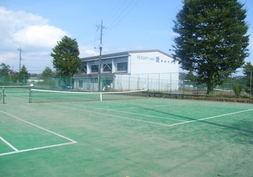 山梨県山中湖リゾートイン愛の私有テニスコート（オムニ）