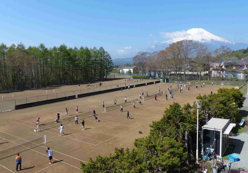 山梨県山中湖の山中湖プラザホテルの私有テニスコート