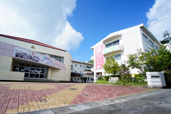 静岡県牧之原　遊んで泊まれる小学校　かた小の外観