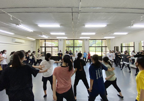 滋賀県東近江市滋賀シアターアーツトレーニングセンターの私有ダンススタジオ